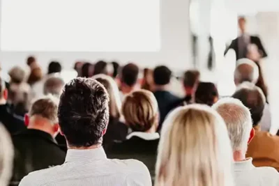 Personnes assises de dos, réunion ou conférence